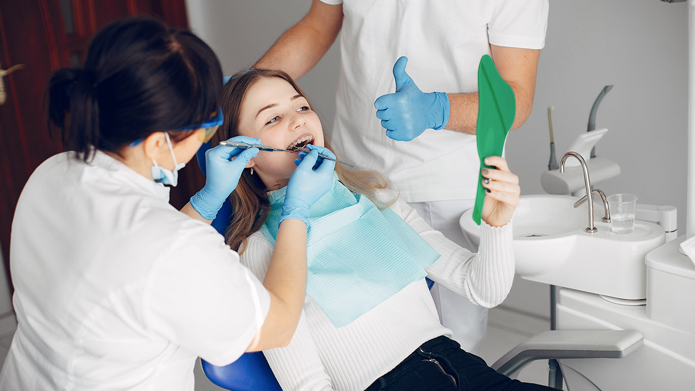 5 Signs Your Dentures Need a Reline or Repair